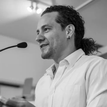 Retrato de Germán Barrera Toro, escritor asociado de la AEO, especialista en literatura en español.