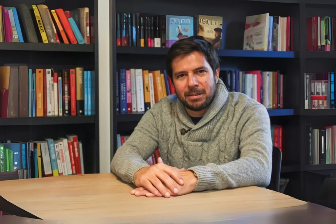 Renato Cisneros participará en la Feria Internacional del Libro de Columbus 2025 organizada por la AEO.