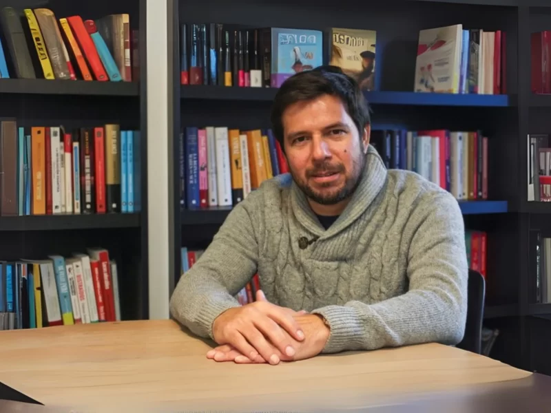 Renato Cisneros participará en la Feria Internacional del Libro de Columbus 2025 organizada por la AEO.