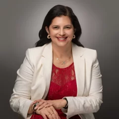 Retrato profesional de Onexi Alvarado, psicóloga, escritora y conferencista asociada a la AEO.