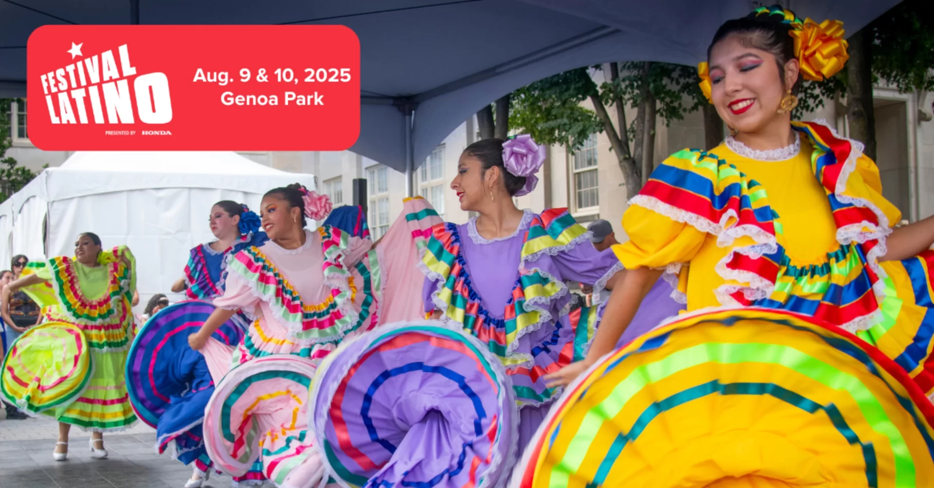 Bailarinas en trajes folklóricos multicolores danzando en Genoa Park durante el Festival Latino 2025.