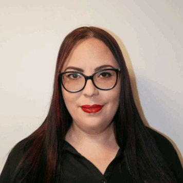 Retrato profesional de Daisy Oyola, escritora latina y defensora de la comunidad en Columbus, Ohio.