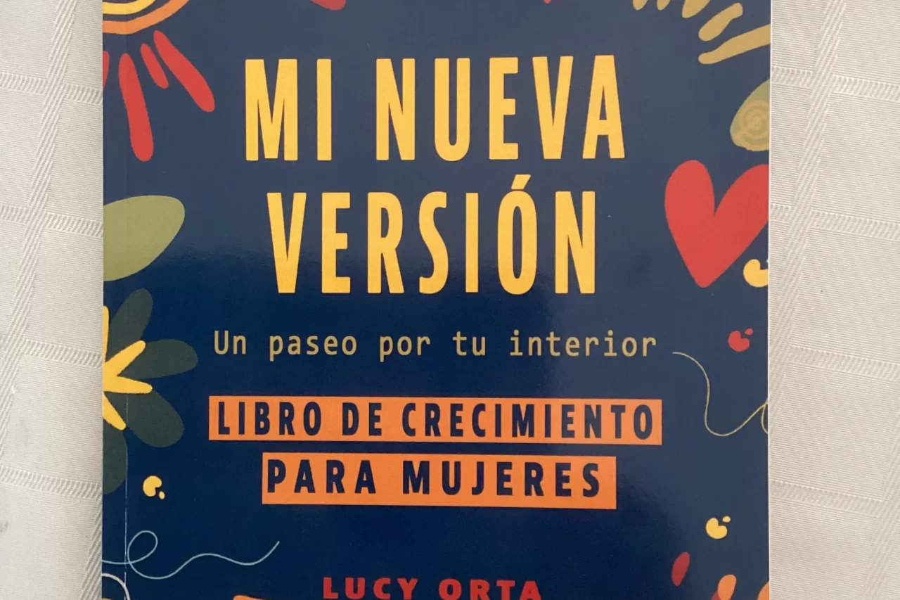 Portada de Mi nueva versión: un paseo por tu interior de Lucy Orta guía de 50 días para la transformación personal