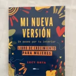 Portada de Mi nueva versión: un paseo por tu interior de Lucy Orta guía de 50 días para la transformación personal
