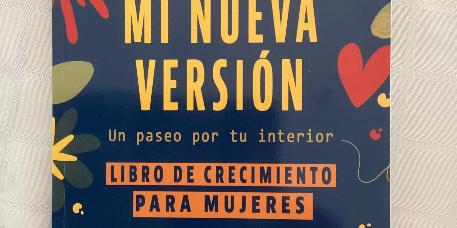 Portada de Mi nueva versión: un paseo por tu interior de Lucy Orta guía de 50 días para la transformación personal