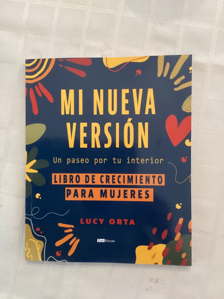Portada de Mi nueva versión: un paseo por tu interior de Lucy Orta guía de 50 días para la transformación personal