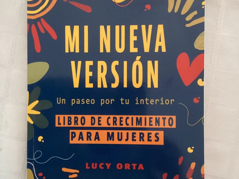 Portada de Mi nueva versión: un paseo por tu interior de Lucy Orta guía de 50 días para la transformación personal