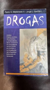 Portada de la obra Drogas: Análisis del Delito, Jurisprudencia y Anotaciones sobre Reforma a la Ley, presentada por Jorge Luis Gaviria Linares.