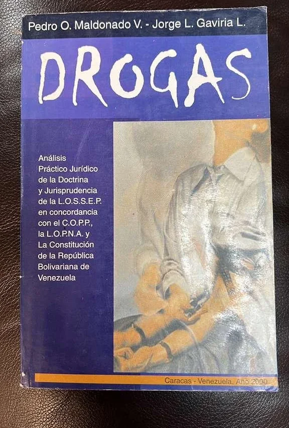 Portada de la obra Drogas: Análisis del Delito, Jurisprudencia y Anotaciones sobre Reforma a la Ley, presentada por Jorge Luis Gaviria Linares.