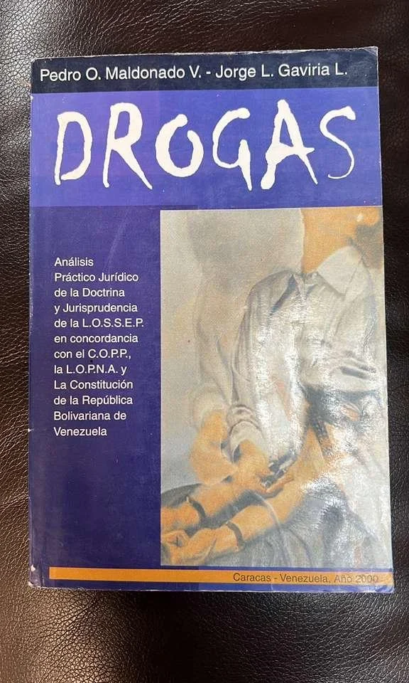 Portada de la obra Drogas: Análisis del Delito, Jurisprudencia y Anotaciones sobre Reforma a la Ley, presentada por Jorge Luis Gaviria Linares.