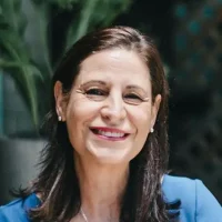 "Foto de perfil de Cecilia Rivero, escritora de la Asociación de Escritores de Ohio