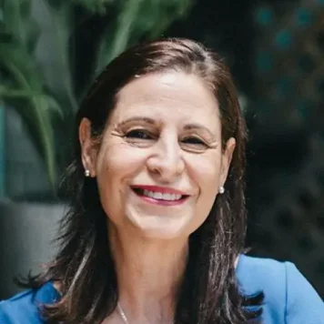 "Foto de perfil de Cecilia Rivero, escritora de la Asociación de Escritores de Ohio