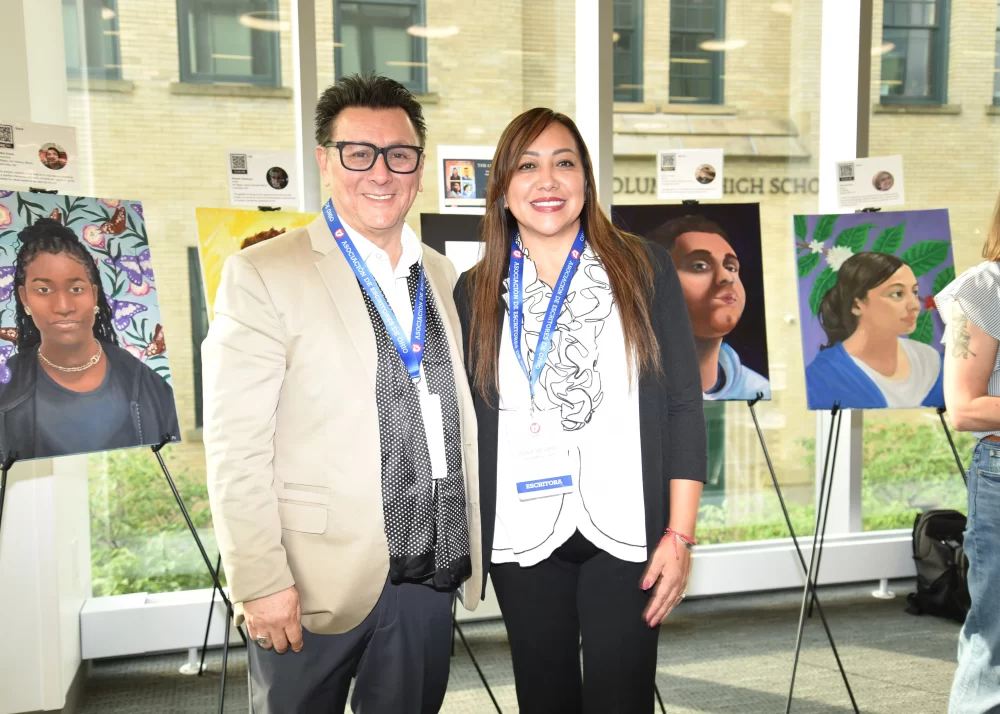 El escritor invitado  Juan Armando Rojas Joo y la presidenta de la Asociación de Escritores de Ohio